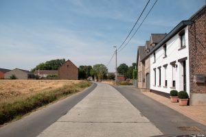 Dorf an der Straße in den Westen