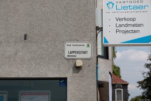 Typisches Straßenschild